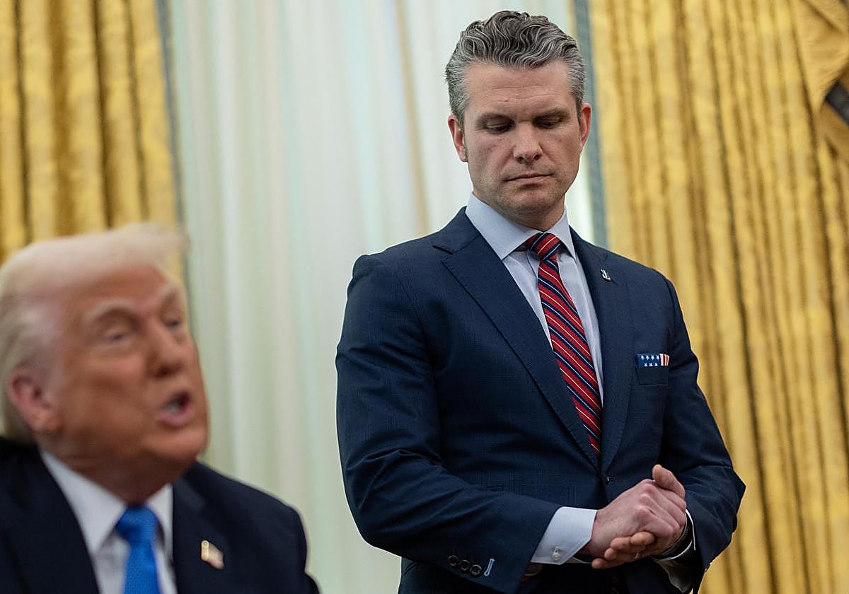 El secretario del Departamento de Defensa de Estados Unidos, Pete Hegseth, en el Despacho Oval junto a Donald Trump