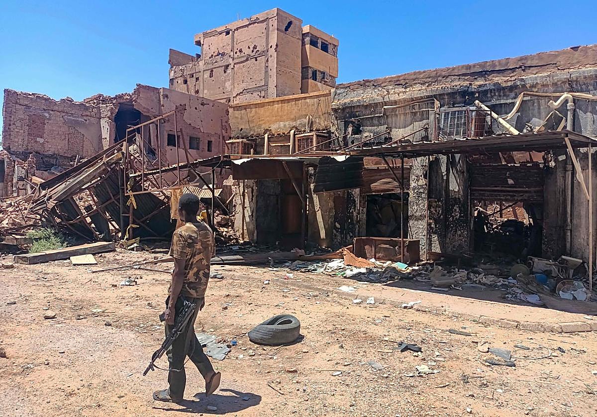 Un sldado del Ejército de Sudán patrulla una zona de mercado en Jartum