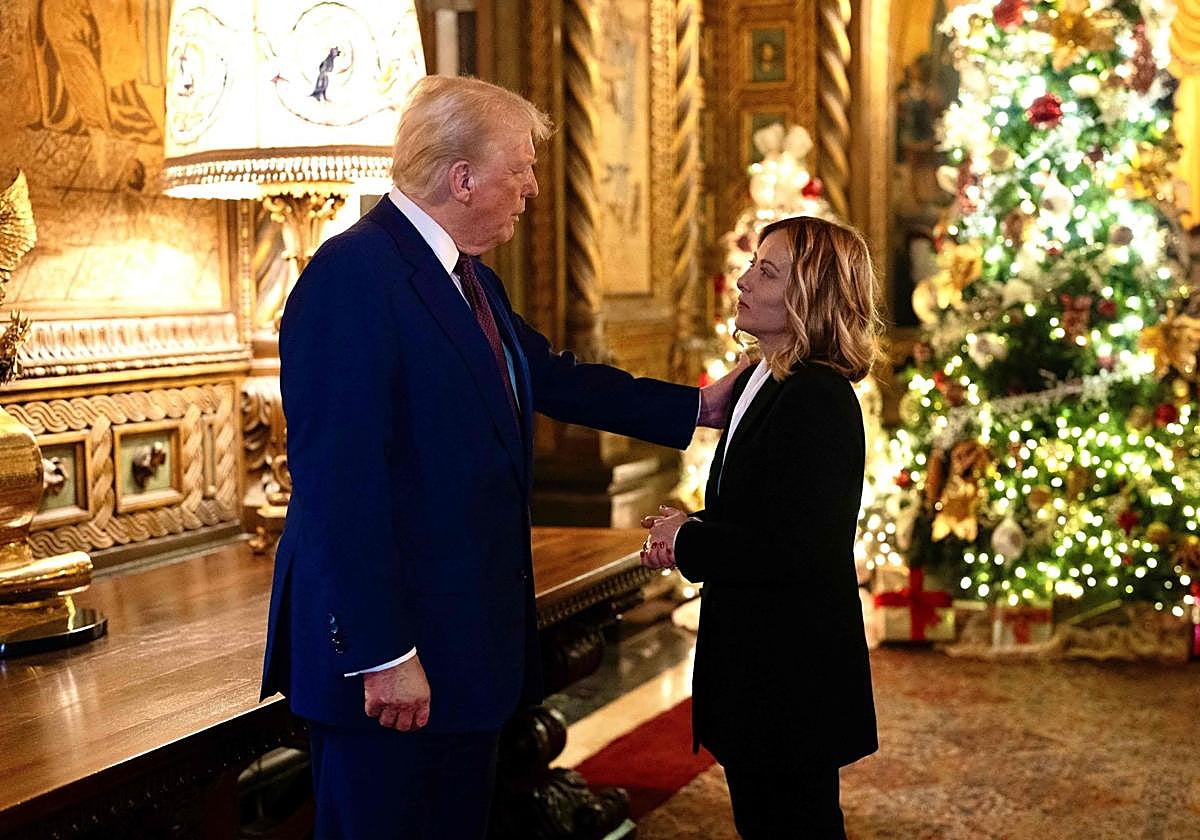 La primera ministra italiana, Giorgia Meloni, junto al presidente Donald Trump en su visita a Mar-a-Lago