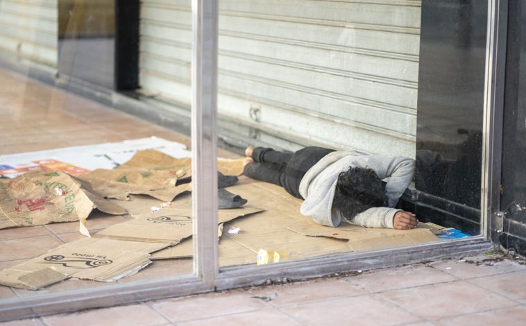 Imagen principal - Un chaval, de no más de 12 años, vive en las calles de Tánger