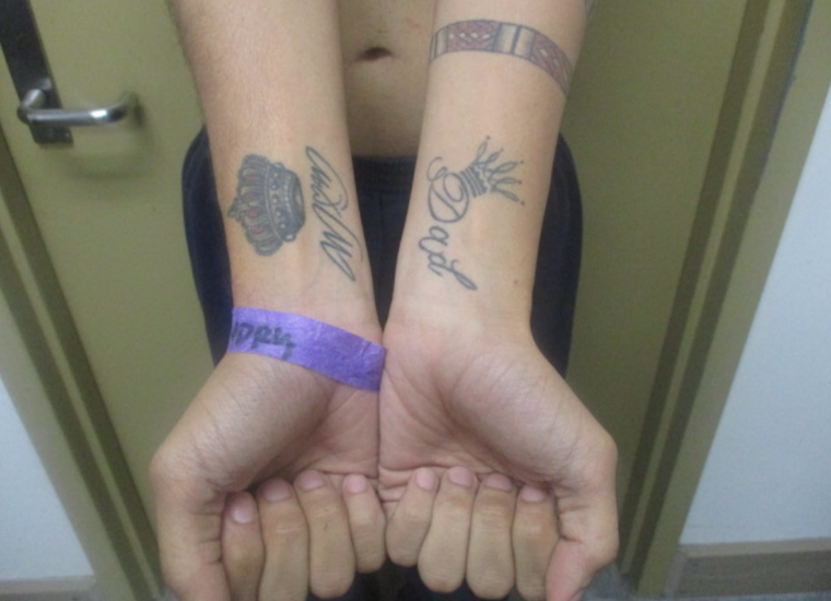 Una imagen incluida en el informe de las autoridades estadounidenses para identificar a los pandilleros muestra unos brazos con las palabras «mamá» y «papá» tatuadas junto con unas coronas