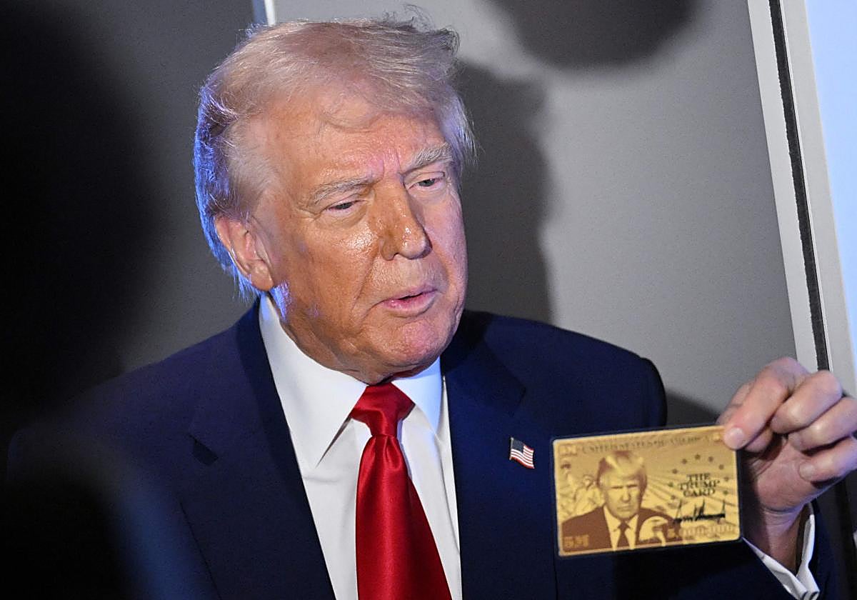Donald Trump presenta su «Trump Gold card» en el Air Fore One
