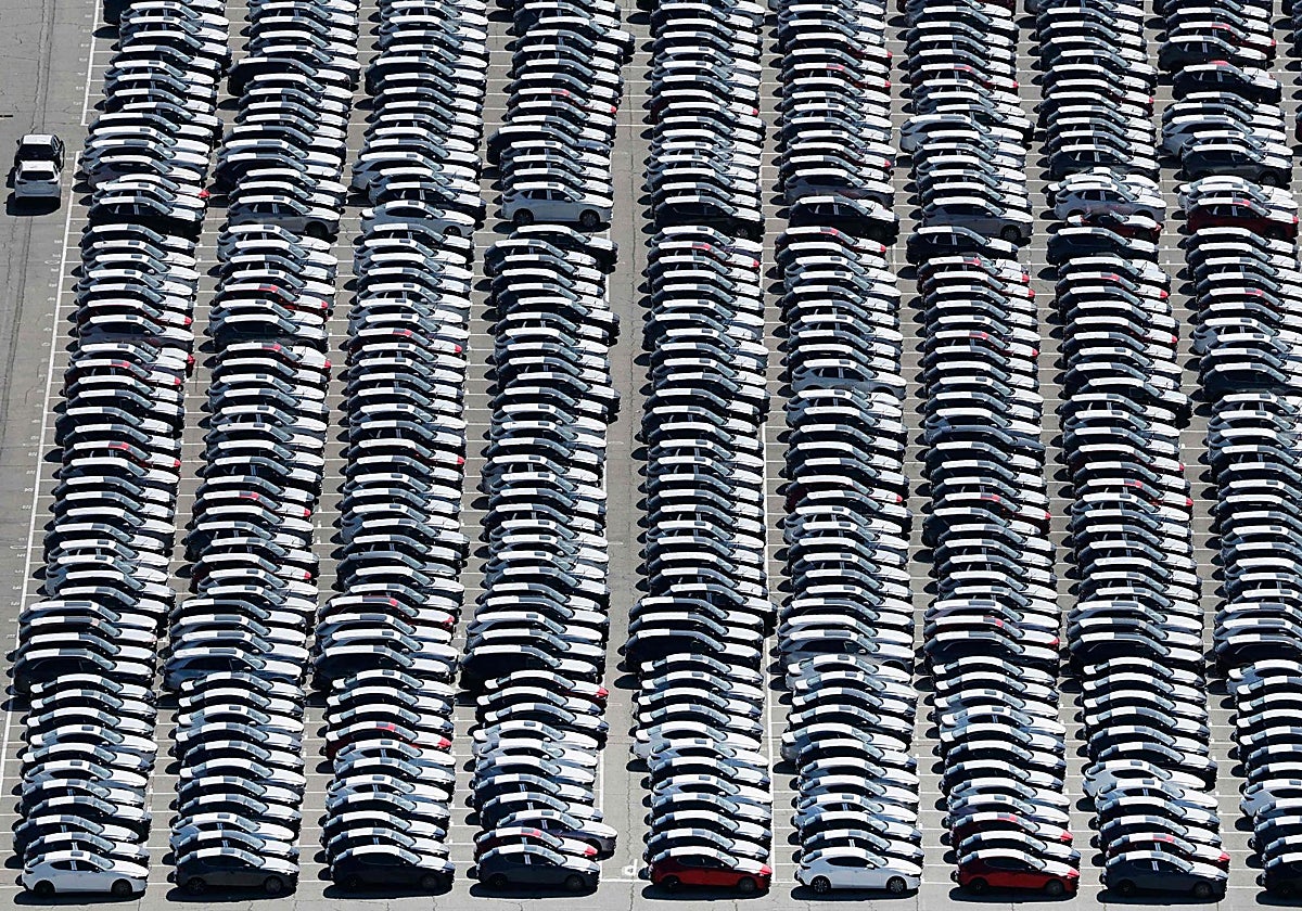 Coches de importación esperan en el puerto de Los Ángeles