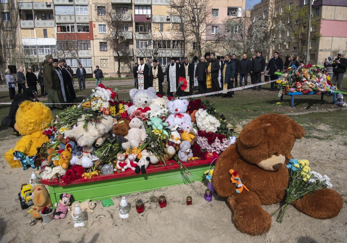 Oficio religioso en la ciudad ucraniana de Krivói Rog, en el que murieron 20 civiles, nueve de ellos niños, y hubo unos 60 heridos tras un ataque ruso el pasado viernes