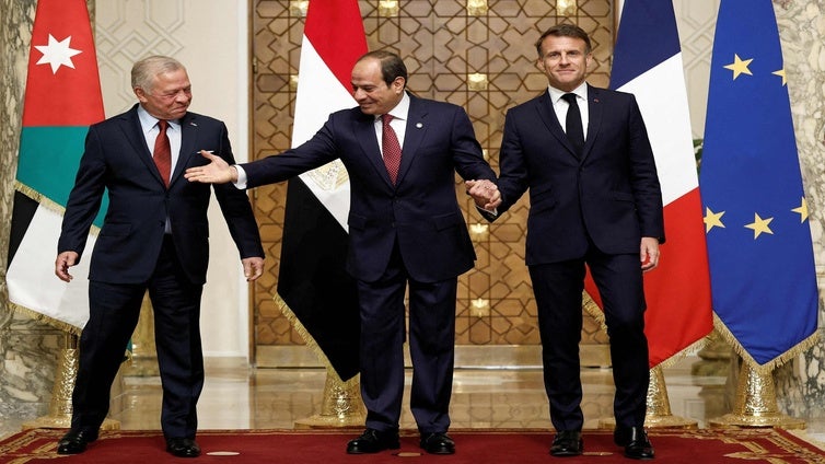 Macron se opone al desplazamiento de los palestinos y defiende la creación un Estado independiente