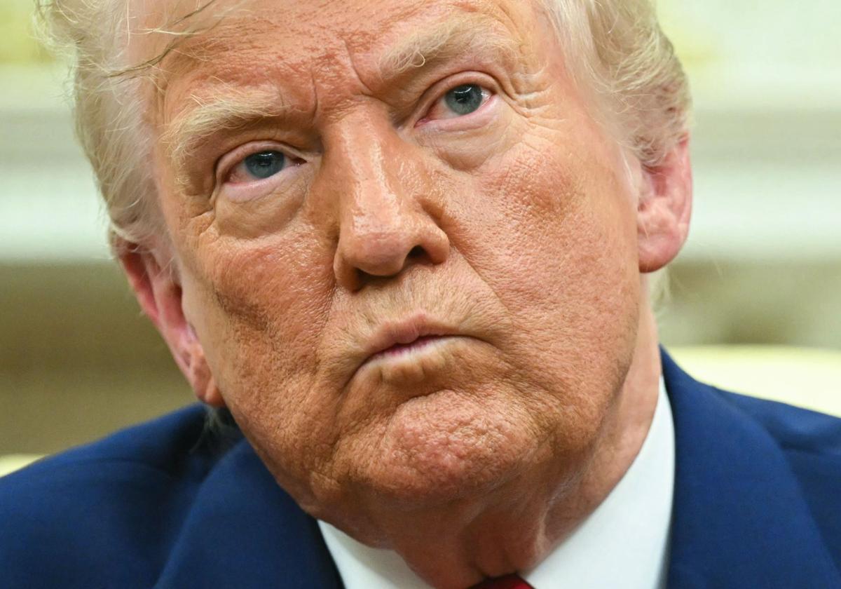 El presidente Donald Trump observa durante una reunión con Benjamin Netanyahu en el Despacho Oval