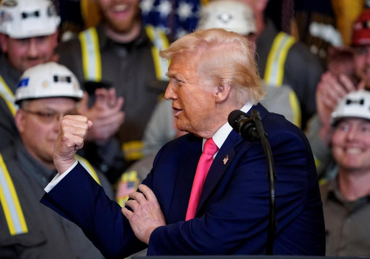 Donald Trump, junto a obreros.
