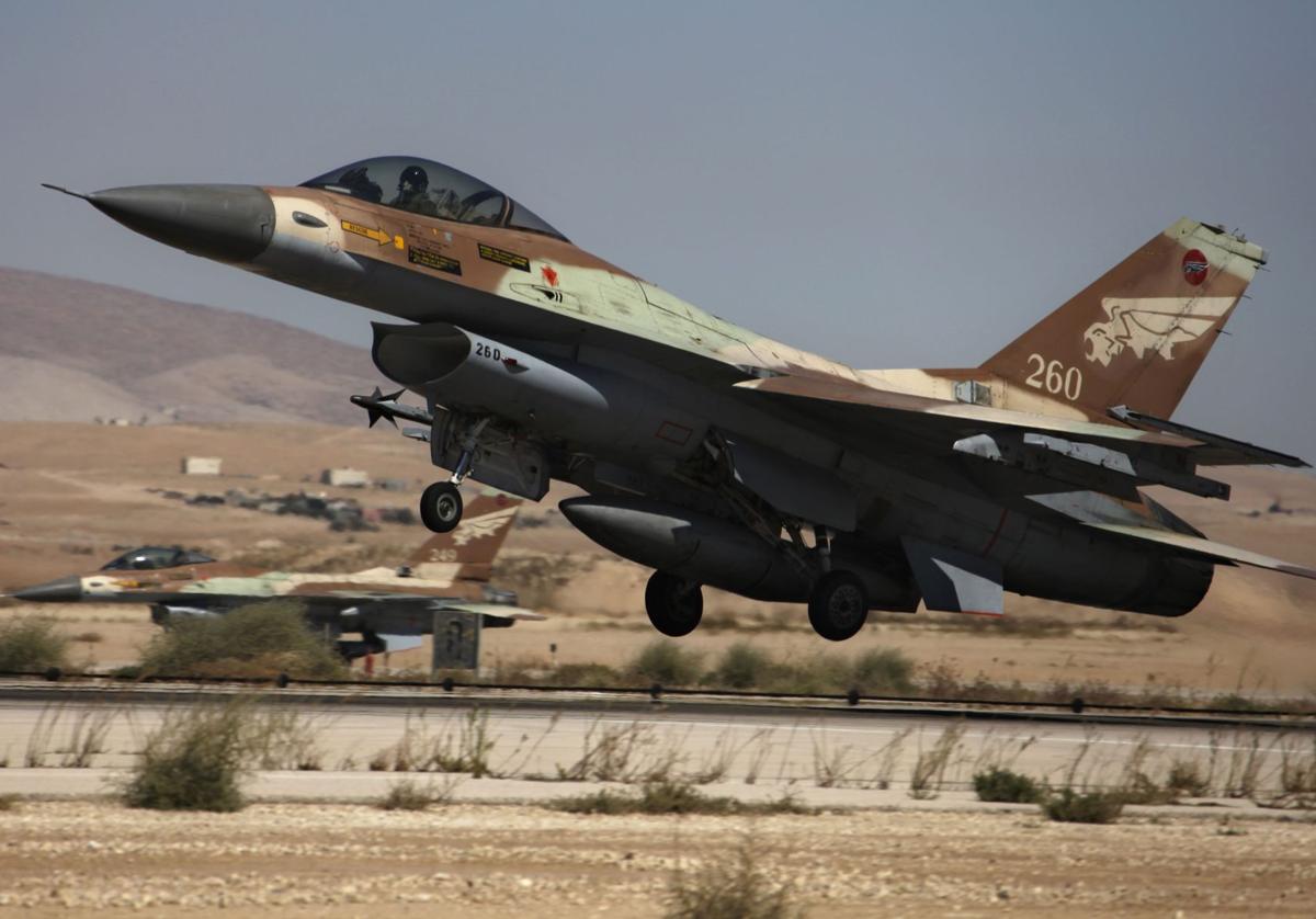 Avión de combate de las Fuerzas Aéreas de Israel despegando desde una base al sur del país