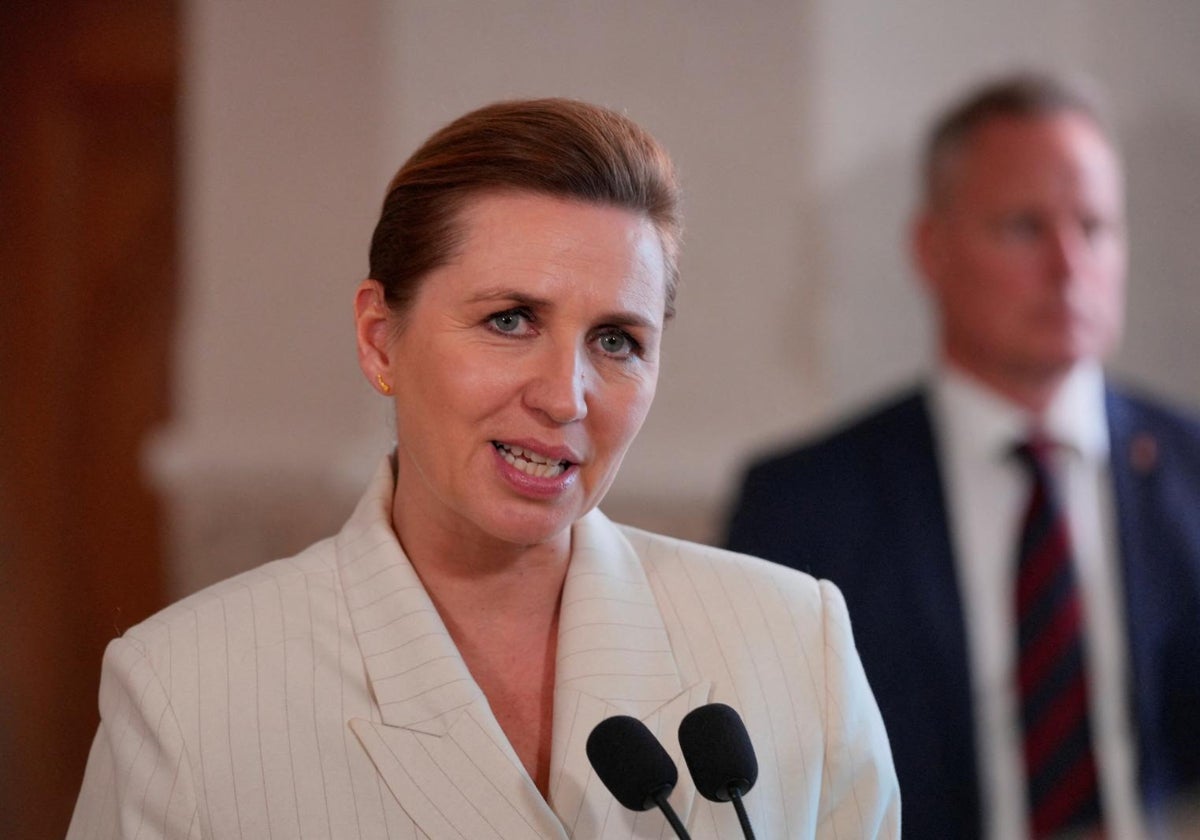 La primera ministra danesa, Mette Frederiksen, responde a los periodistas tras un debate en el Parlamento