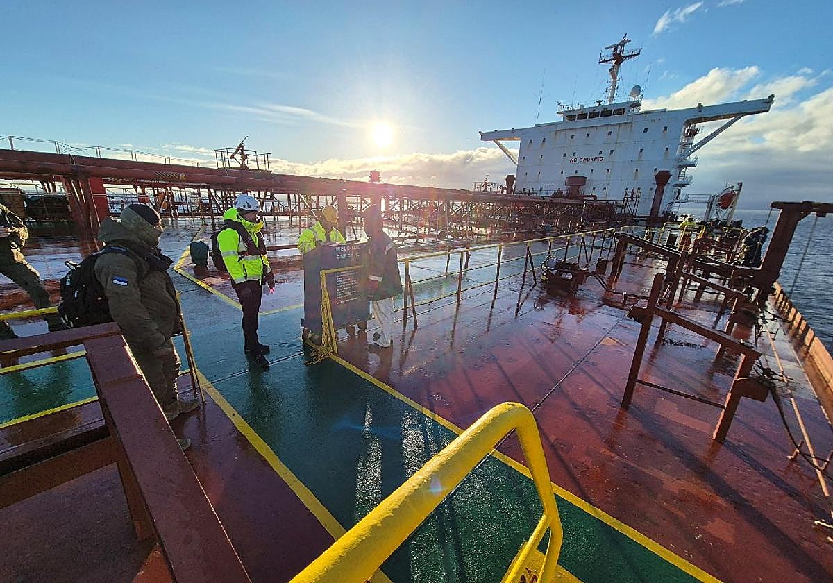 La Armada de Estonia detiene y aborda un petrolero con destino a Rusia en el Mar Báltico frente a Tallín.