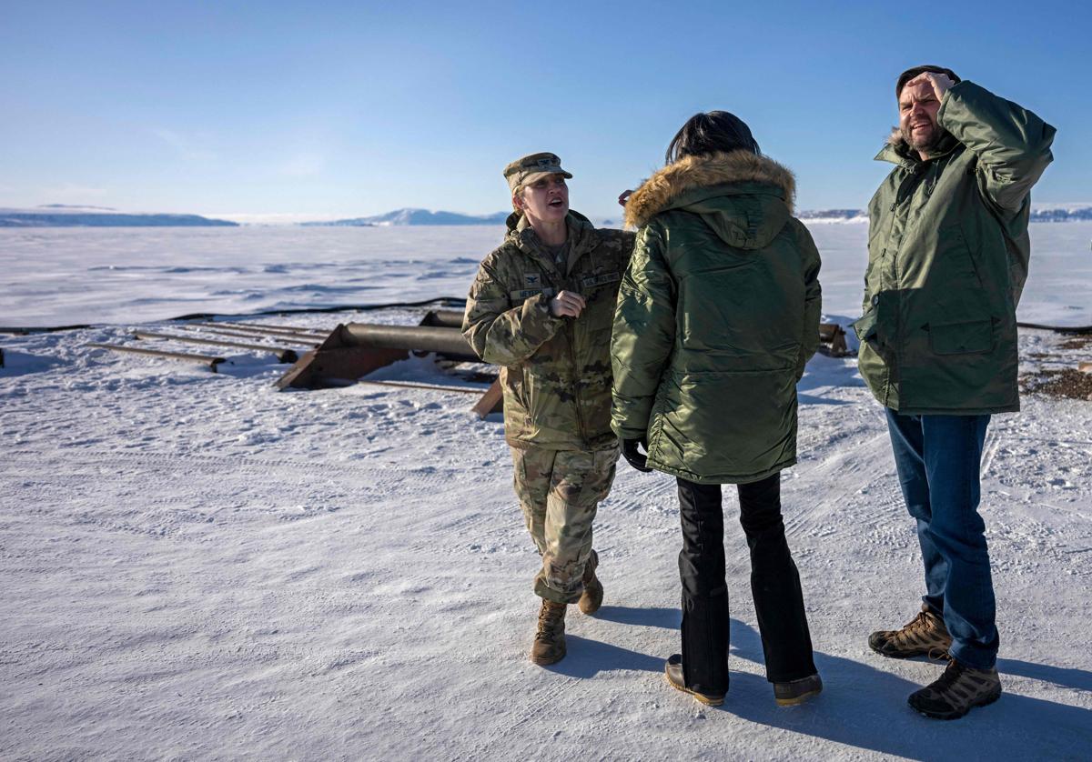 El vicepresidente norteamericano JD Vance y su mujer junto a la coronel Susannah Meyers en Groenlandia.