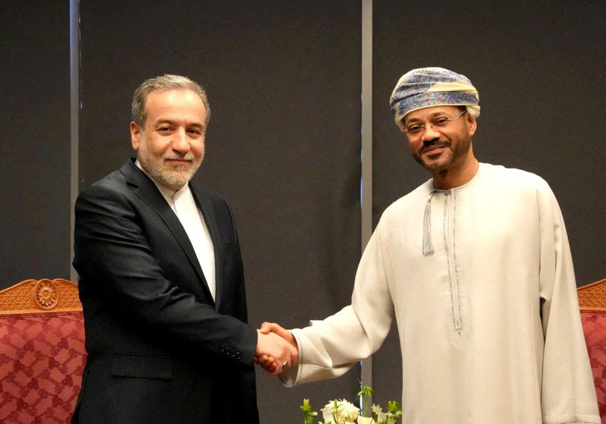 El ministro de Asuntos Exteriores iraní, Abbas Araghchi, se reúne con el ministro de Asuntos Exteriores de Omán, Sayyid Badr Albusaidi, en Mascate