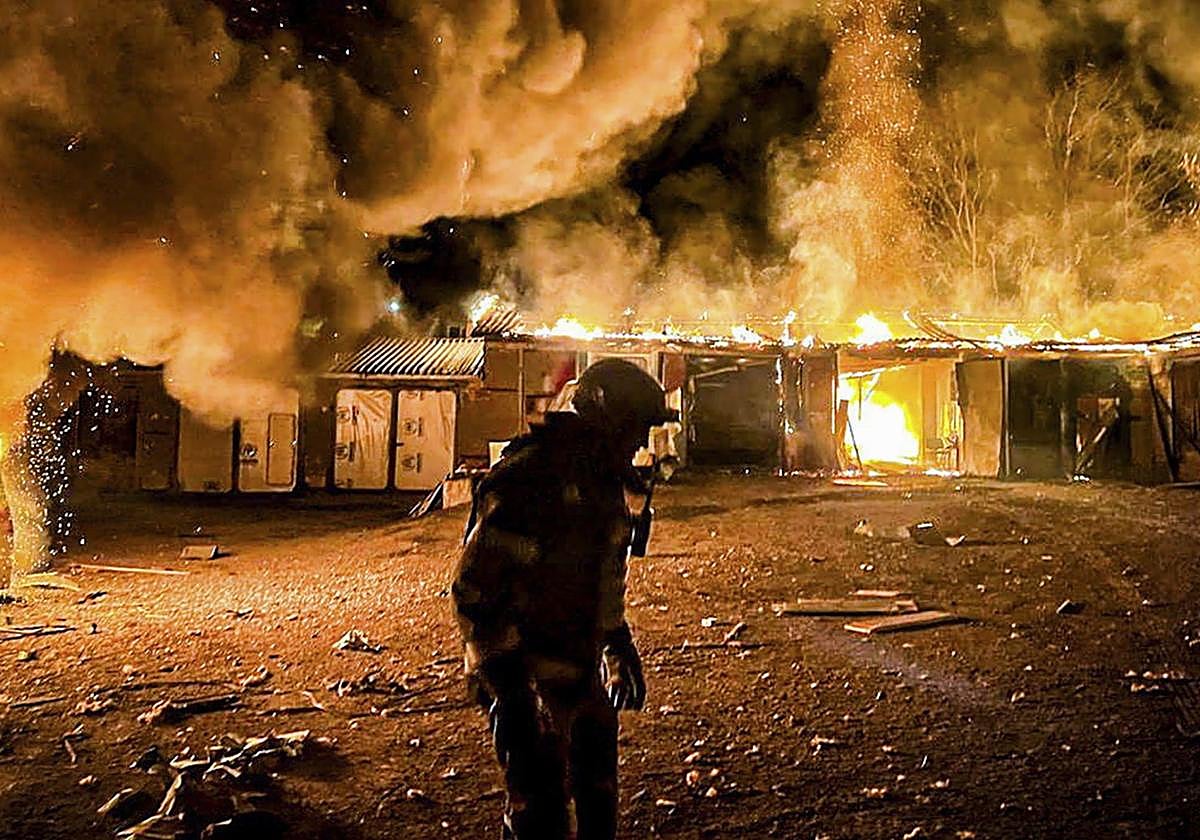 Una foto facilitada por el Servicio Estatal de Emergencias muestra a rescatistas ucranianos trabajando en el lugar de los ataques con planeadores en Kupiansk, región de Járkov, Ucrania