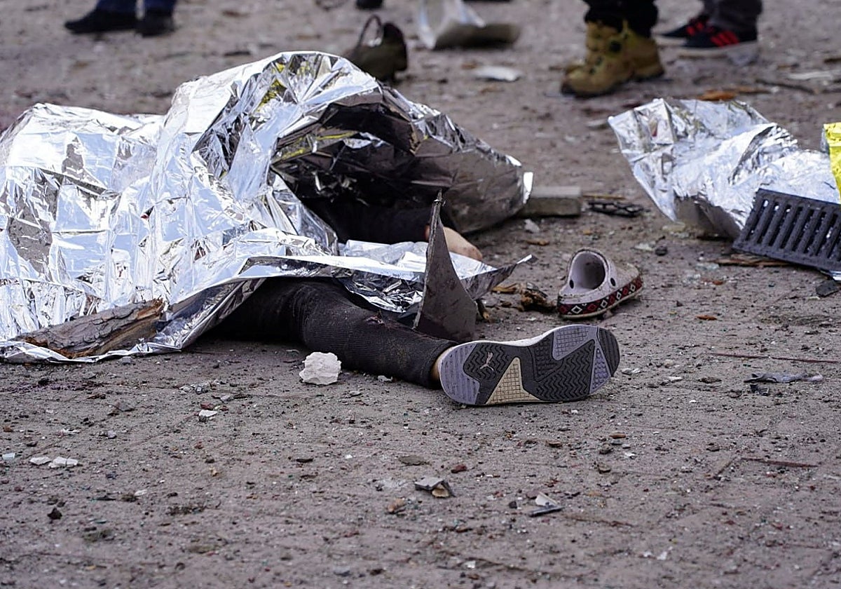 Los cadáveres de los residentes yacen en el lugar del ataque ruso en Sumi