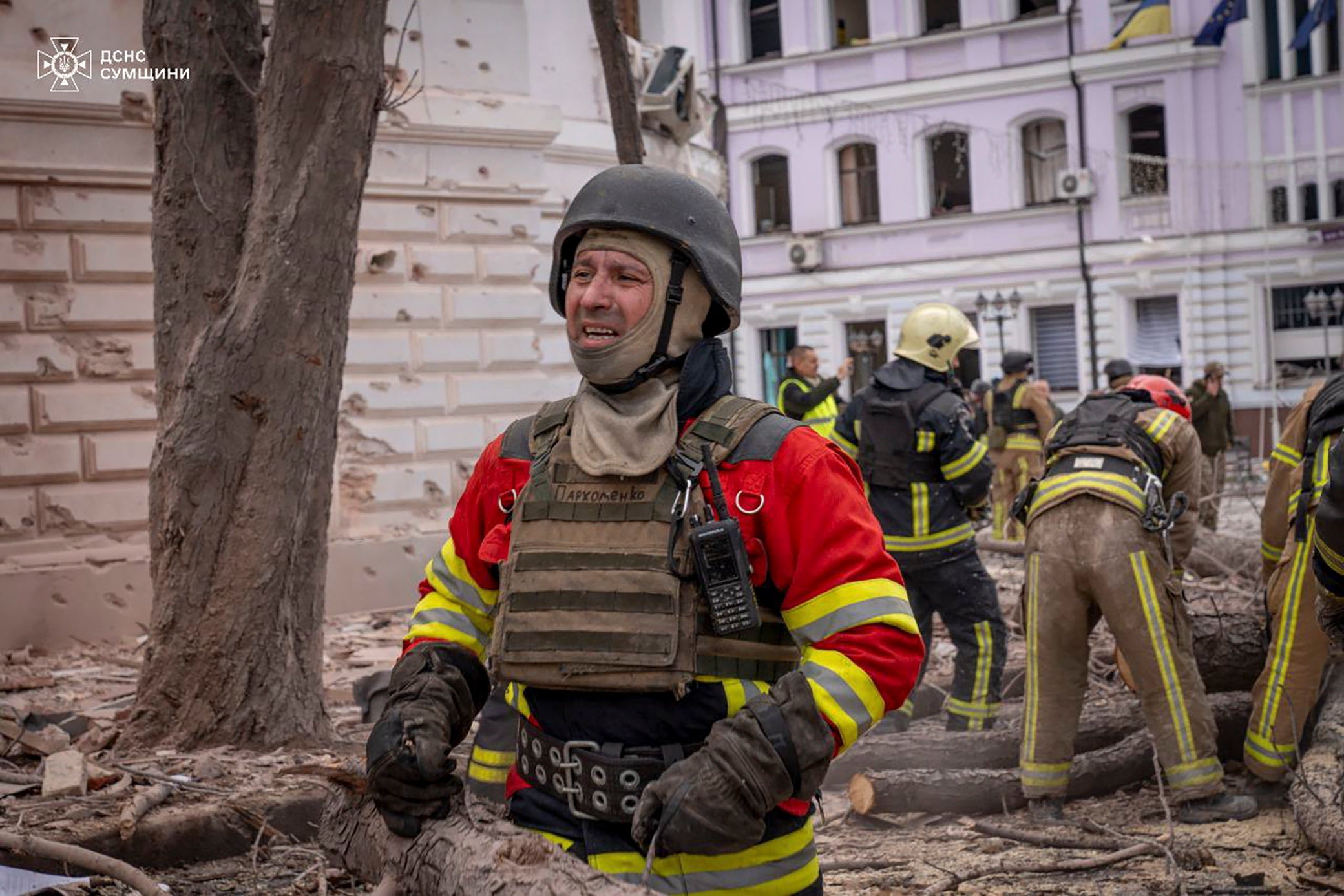 Bomberos ucranianos trabajando en el lugar del impacto de un cohete en el centro de Sumi