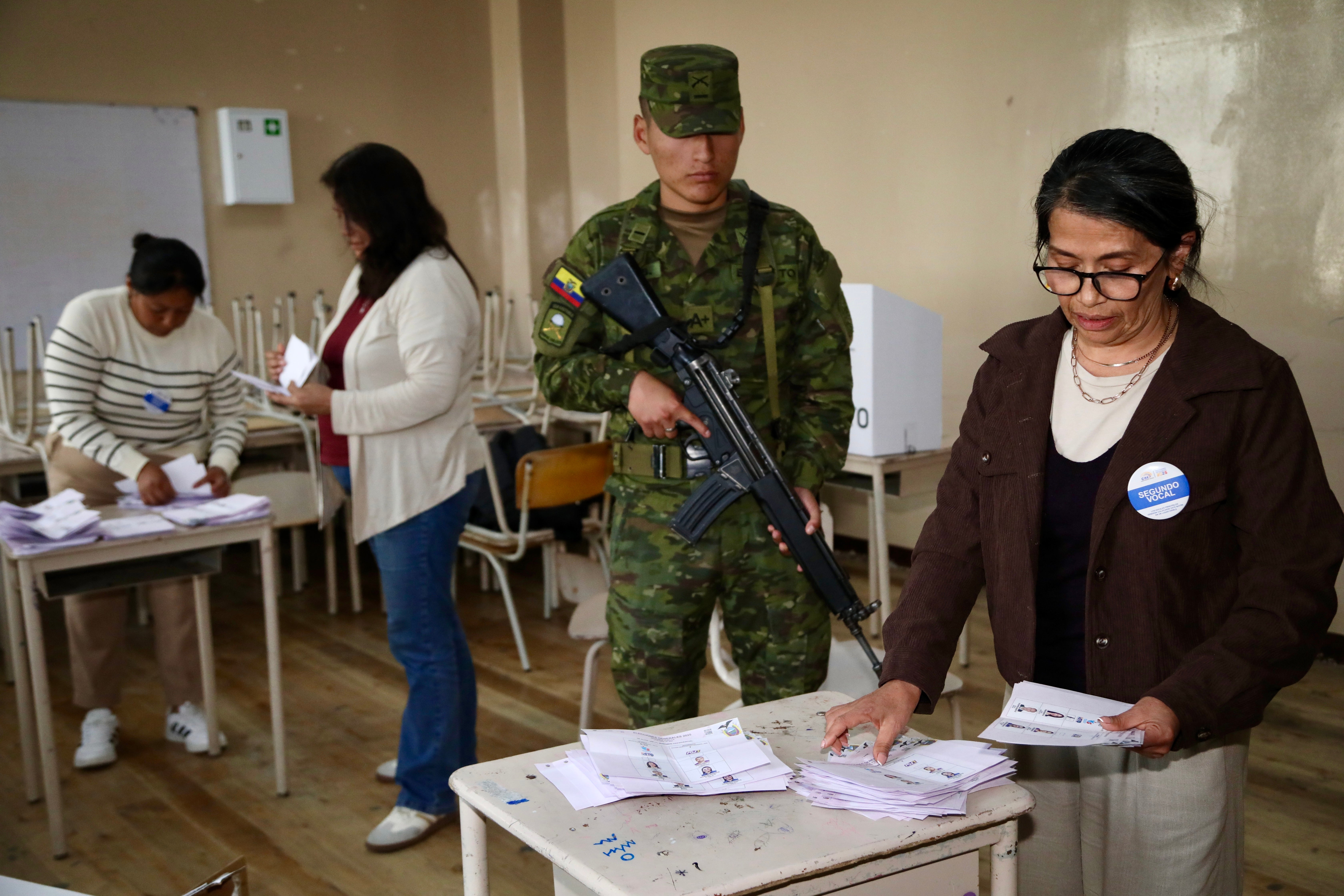 Conteo de votos en un centro electoral este domingo, en Quito