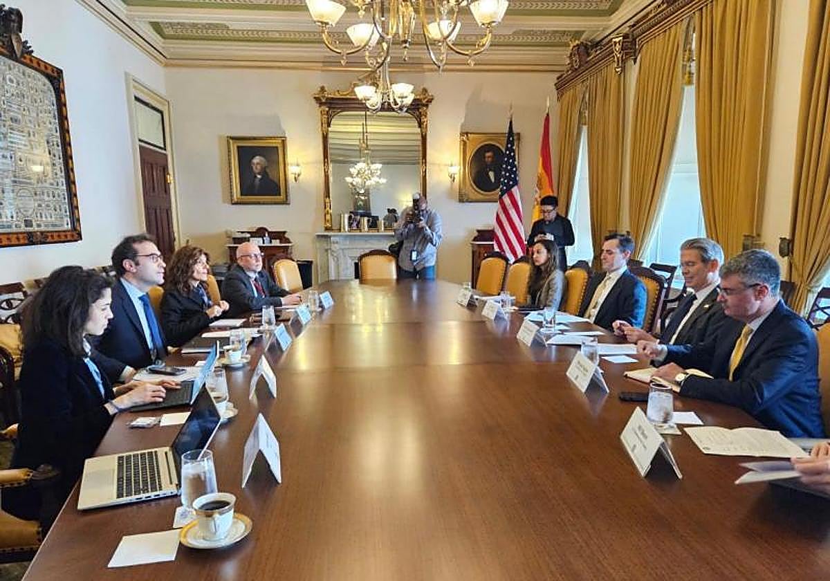 El ministro de Economía, Carlos Cuerpo, en una reunión con el secretario del Tesoro de EE.UU., Scott Bessent