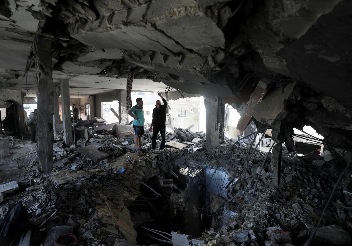 Palestinos observan la destrucción de sus hogares tras nuevos ataques israelíes