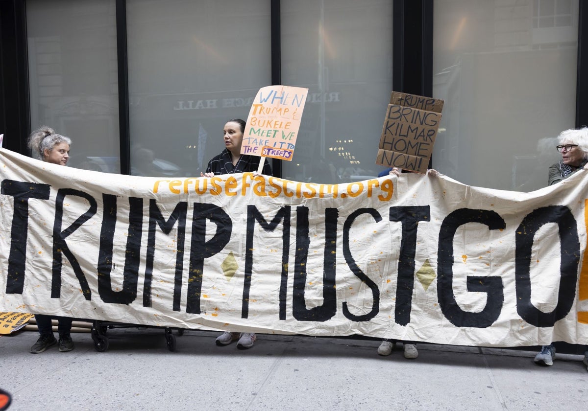 Protesta en el Consulado de El Salvador en Nueva York contra deportaciones injustificadas