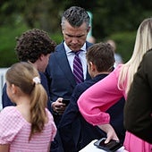 Nuevas revelaciones sobre 'Signalgate' debilitan aún más al jefe del Pentágono