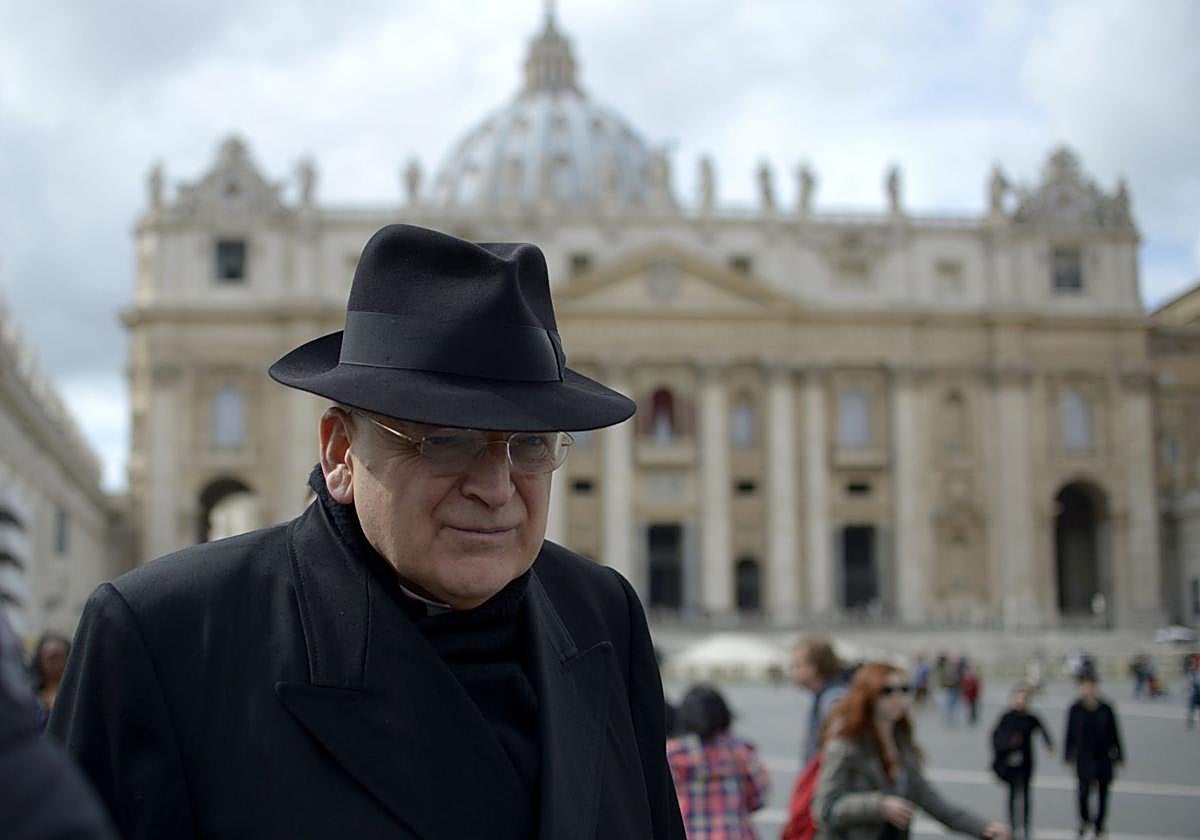 El cardenal Burke en San Pedro, antes del cónclave que eligió a Francisco
