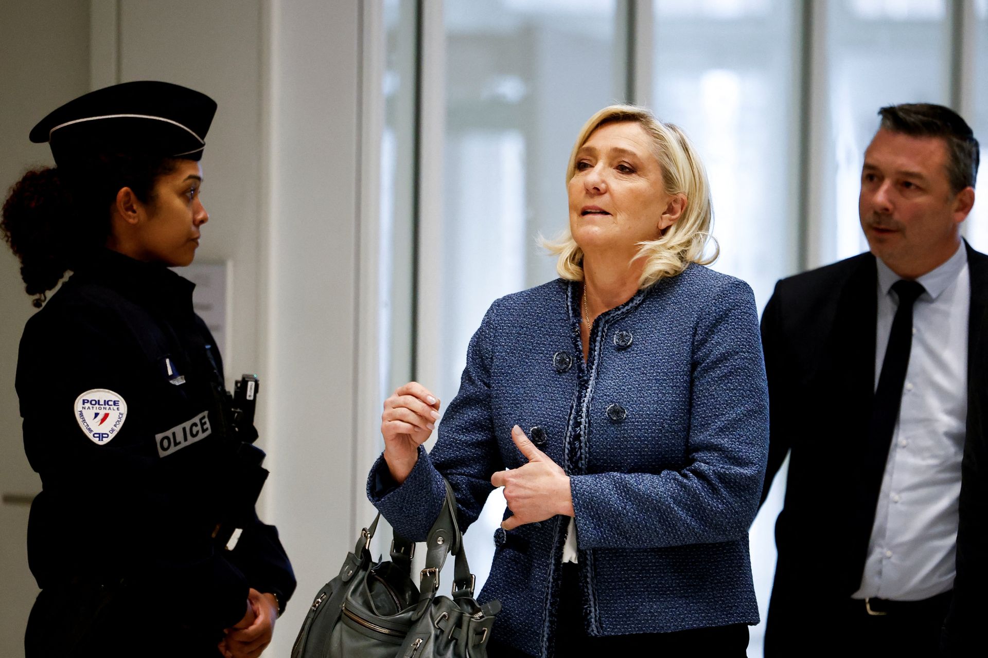 La líder del partido Agrupación Nacional, Marine Le Pen, camina ante la prensa el día del veredicto de su juicio