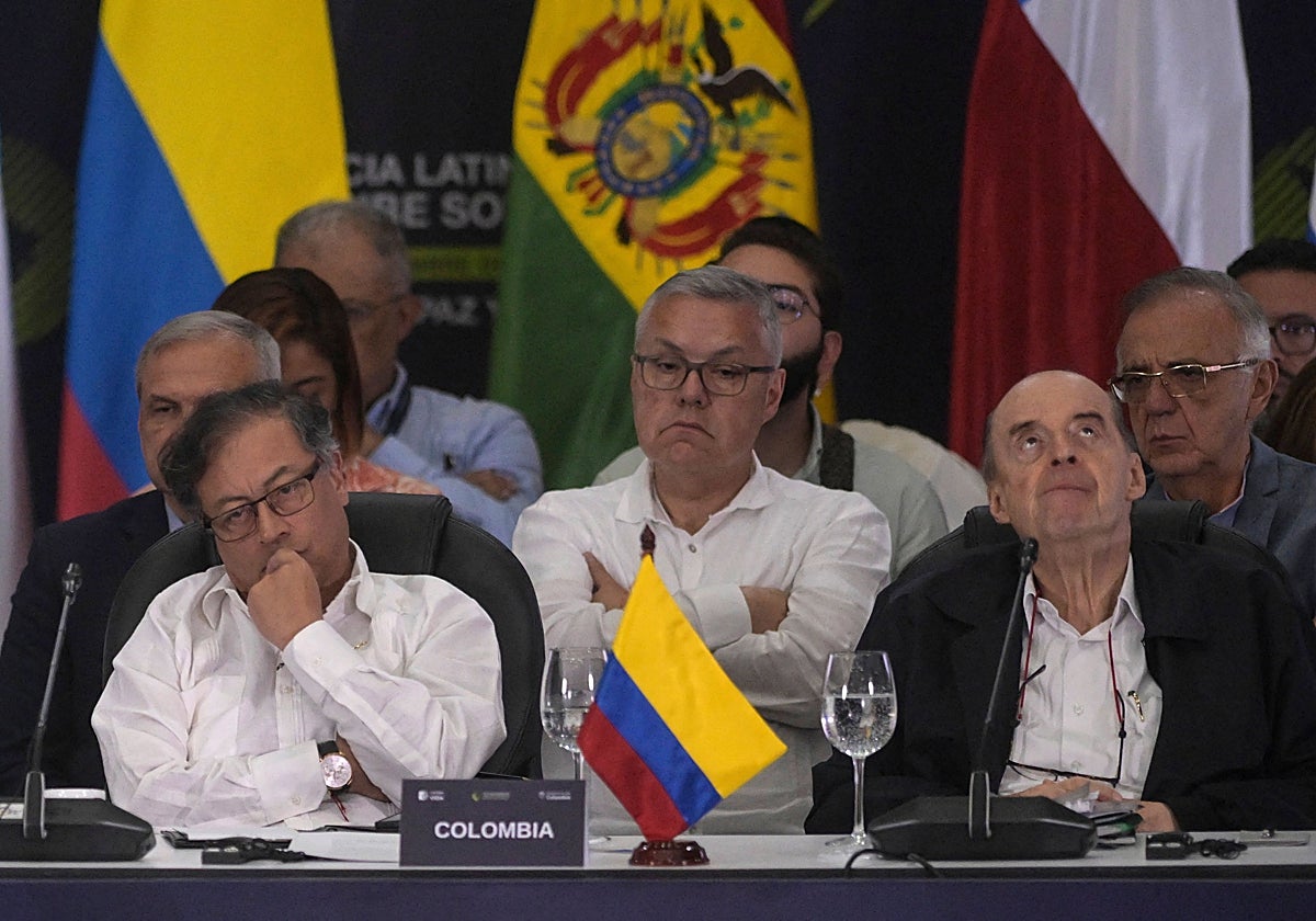 Petro (izq.) y su entonces misitro de Exteriores, Álvaro Leyva, durante una conferencia sobre drogas, en Cali, Colombia