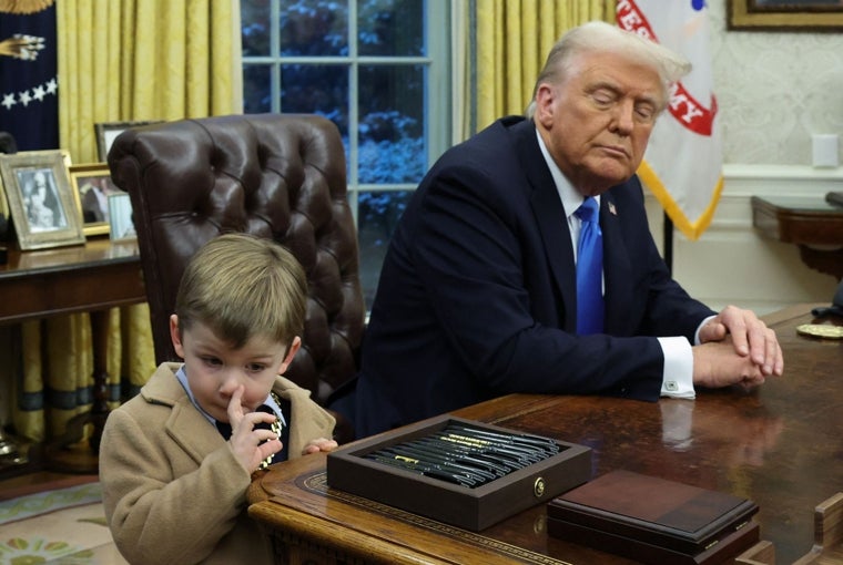 Trump observa cómo X Æ A-12, el hijo de Elon Musk , se rasca la nariz en el Despacho Oval