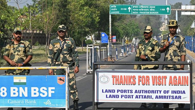 Soldados de las Fuerzas de Seguridad Fronteriza de la India bloquean la entrada de la frontera de Wagah con Pakistán
