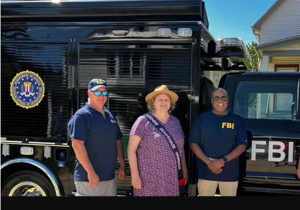 Hanna Dugan junto a varios miembros del FBI en una foto de archivo