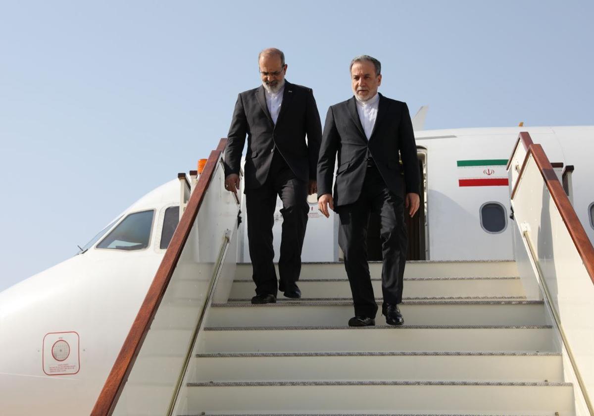 El ministro de Asuntos Exteriores iraní, Abbas Araghchi, a su llegada a Mascate (Omán)