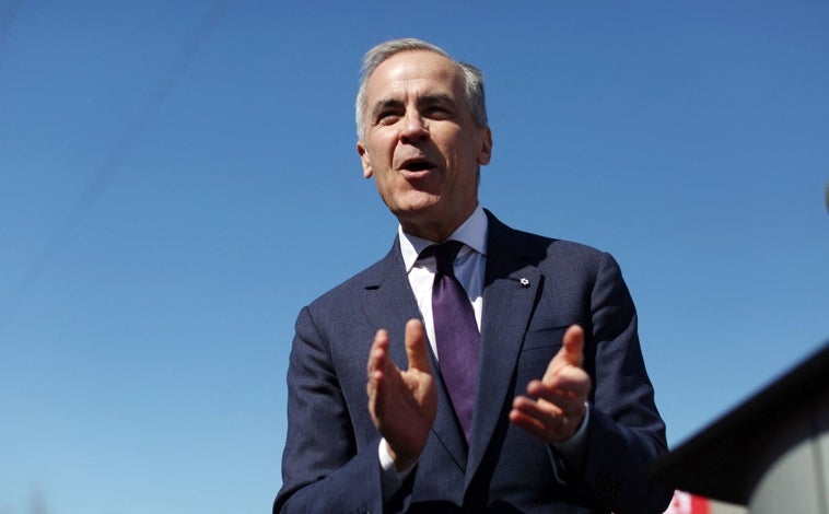 Imagen principal - Arriba, Mark Carney líder de los Liberales y Poilievre, líder conservador. A la derecha, Trudeau
