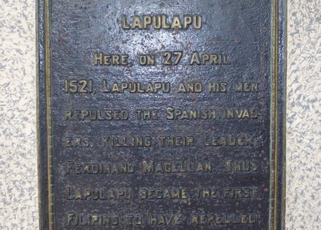 Imagen secundaria 1 - Filipinos celebran el Día de Lapu-Lapu en Cebú, en la primera imagen. La segunda corresponde a una inscripción en el monumento al 'datu'. Tercera imagen: estatua de Lapu-Lapu