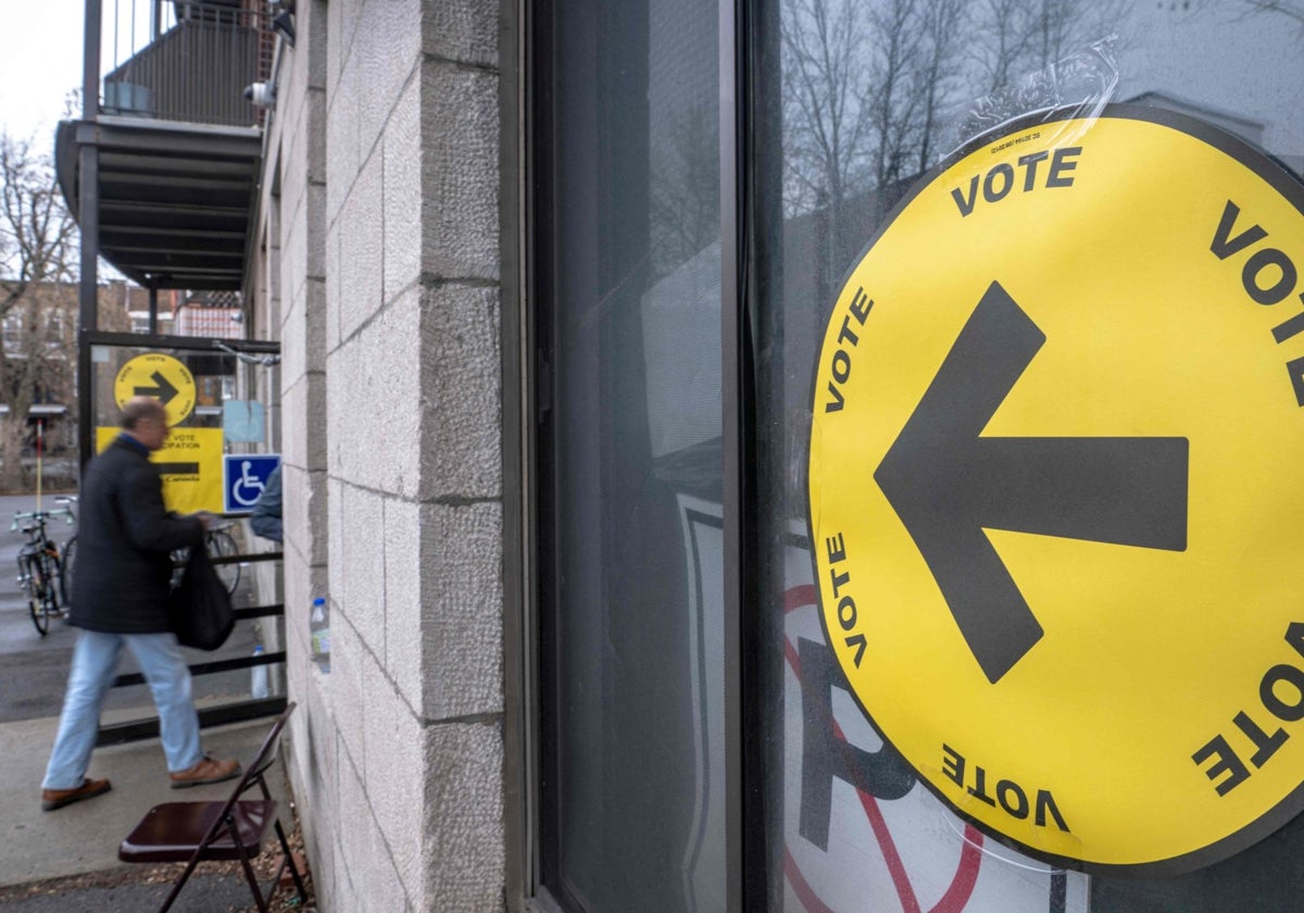 Un hombre entra en un centro de votación durante la votación anticipada en Montreal , Quebec , Canadá