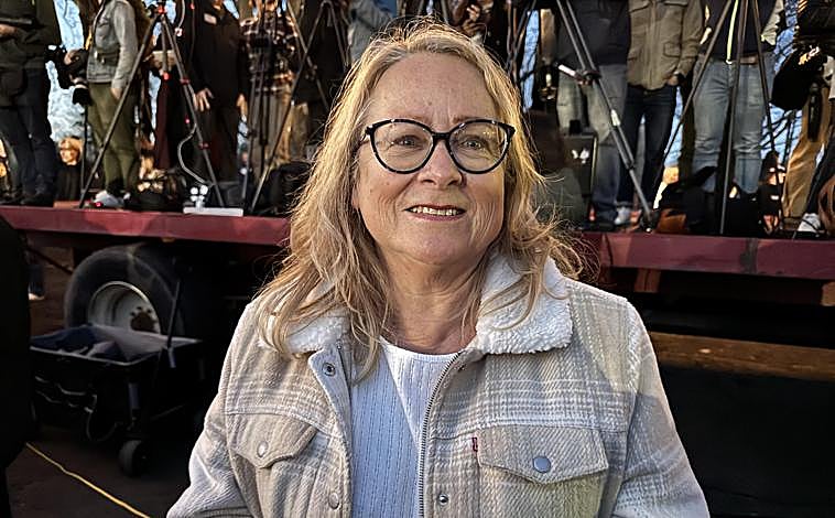 Imagen principal - En la primera imagen, Susan McLaughlin, votante del Partido Conservador que estaba en el mitin de Poilievre. Segunda imagen: Pierre Poilievre en un acto de campaña. Douglas Crump, votante conservador en la tercera foto.