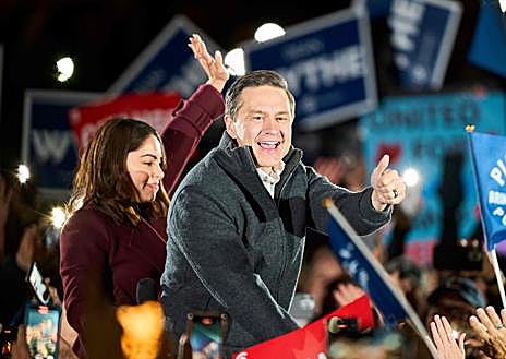 Imagen secundaria 1 - En la primera imagen, Susan McLaughlin, votante del Partido Conservador que estaba en el mitin de Poilievre. Segunda imagen: Pierre Poilievre en un acto de campaña. Douglas Crump, votante conservador en la tercera foto.