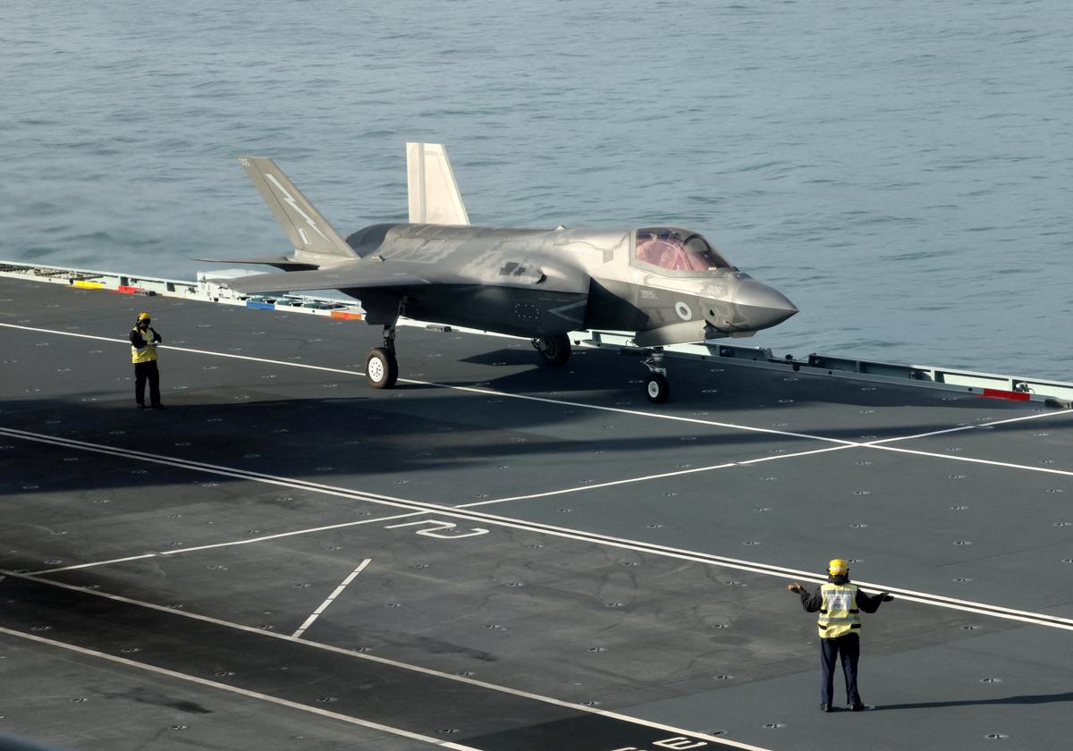 Un caza en un portaaviones