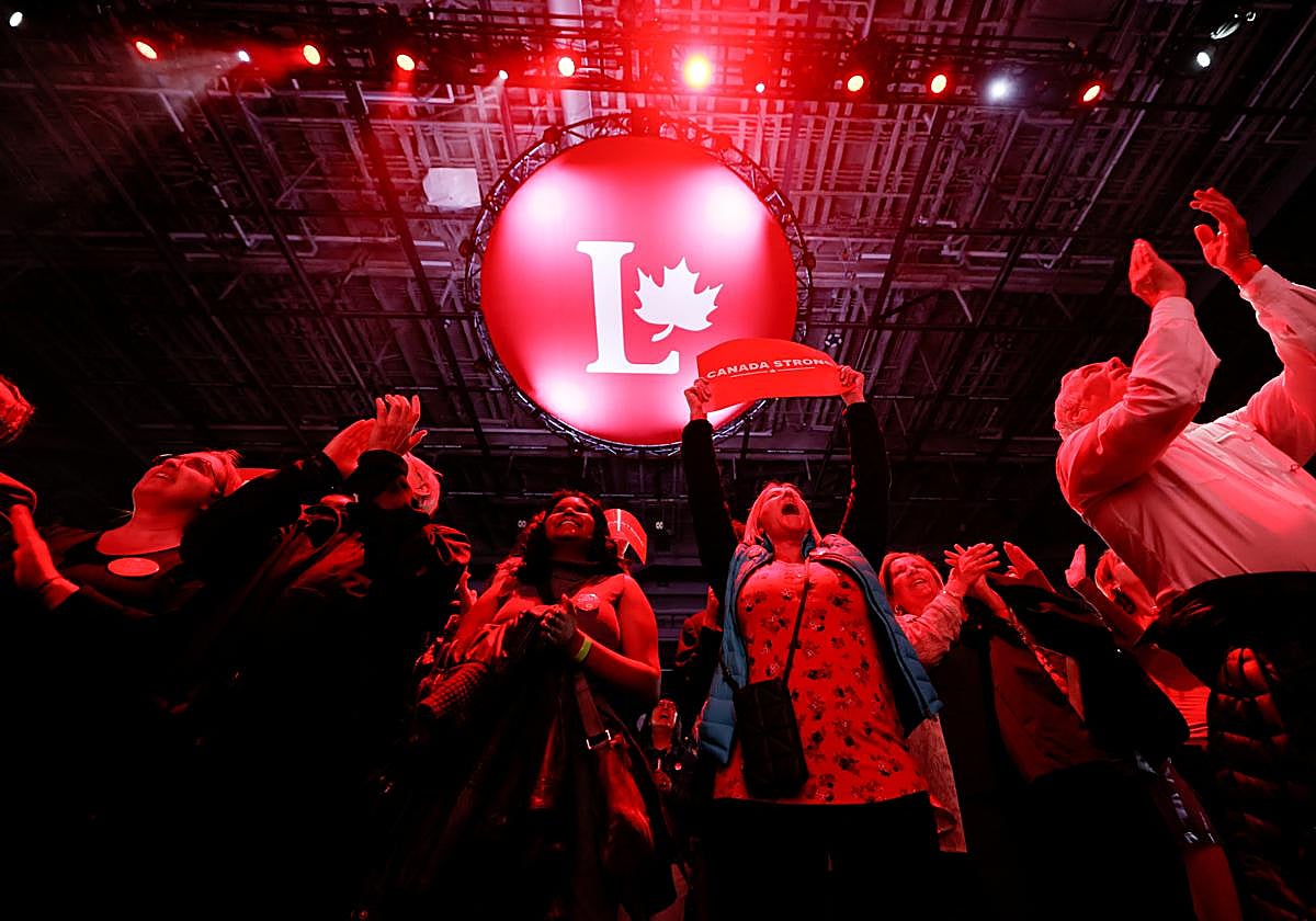 Los seguidores del primer ministro electo, Mark Carney, reaccionan al anuncio del escrutinio