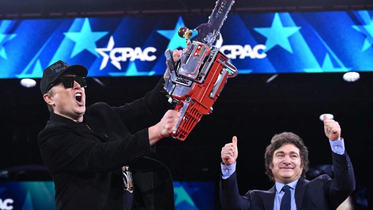 Elon Musk muestra una motosierra ante el presidente argentino, Javier Milei