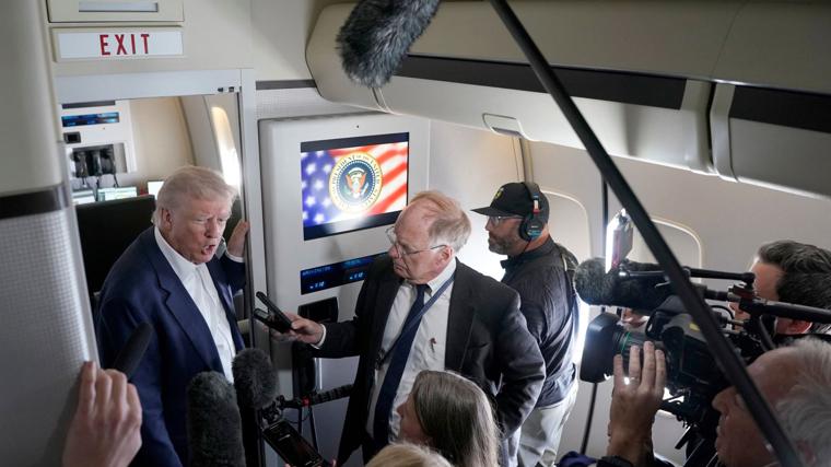 Trump, con los periodistas a bordo del Air Force One