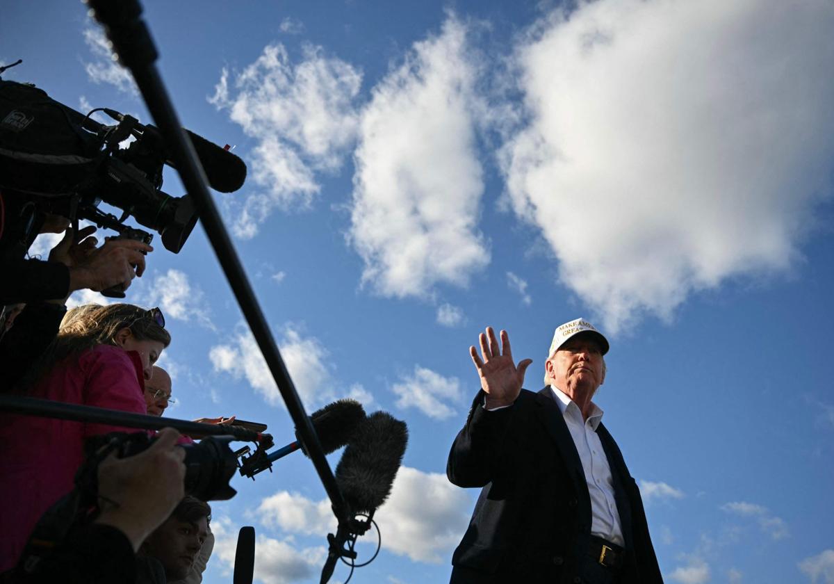 Donald Trump, ante un grupo de periodistas antes de embarcar en el avión presidencial