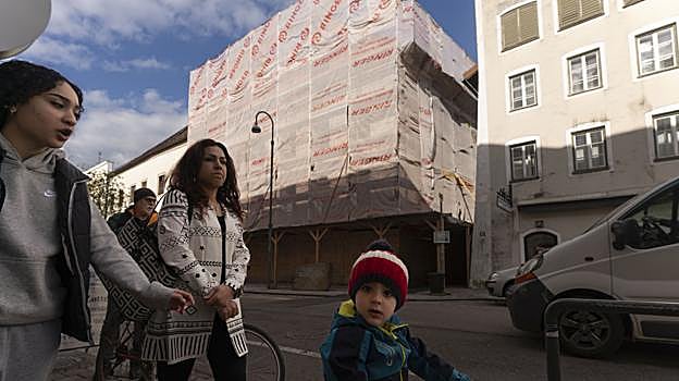 Imagen después - En la primera imagen, la casa de Hitler, en una imagen de archivo; en la segunda, en la actualidad