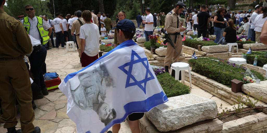 Víctimas y familiares de rehenes de Hamás piden que no les olviden en el Día del Recuerdo en Israel