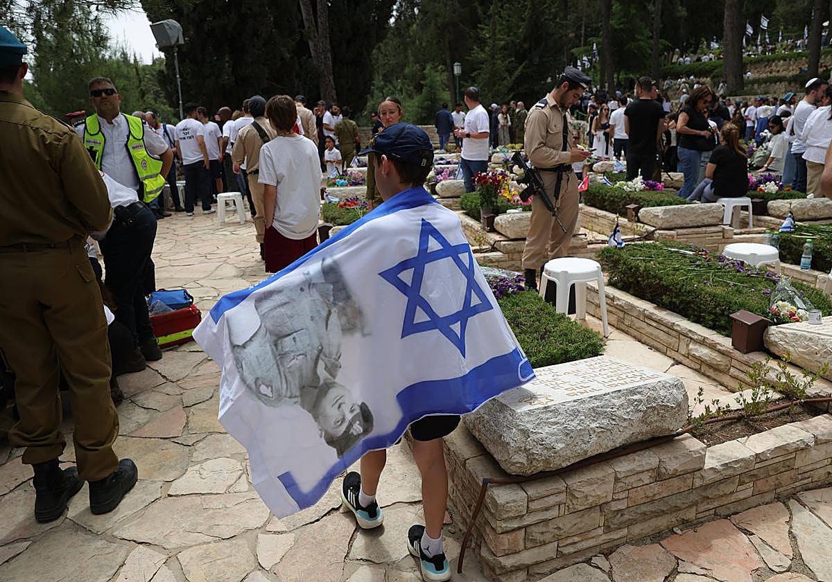 Ciudadanos israelíes conmemoran el Día de los Caídos junto a las tumbas de los soldados fallecidos