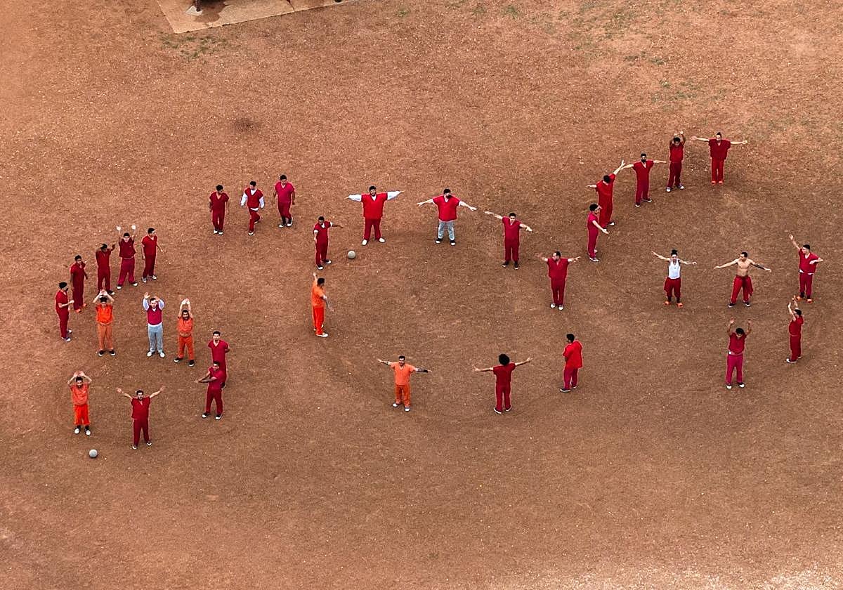 Los inmigrantes del centro de detención de Texas piden auxilio a un dron formando un &#039;S.O.S&#039; en el patio