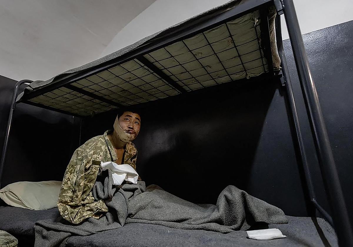 Un soldado, que afirma ser norcoreano, detenido por Ucrania en el marco de la guerra en una foto de archivo