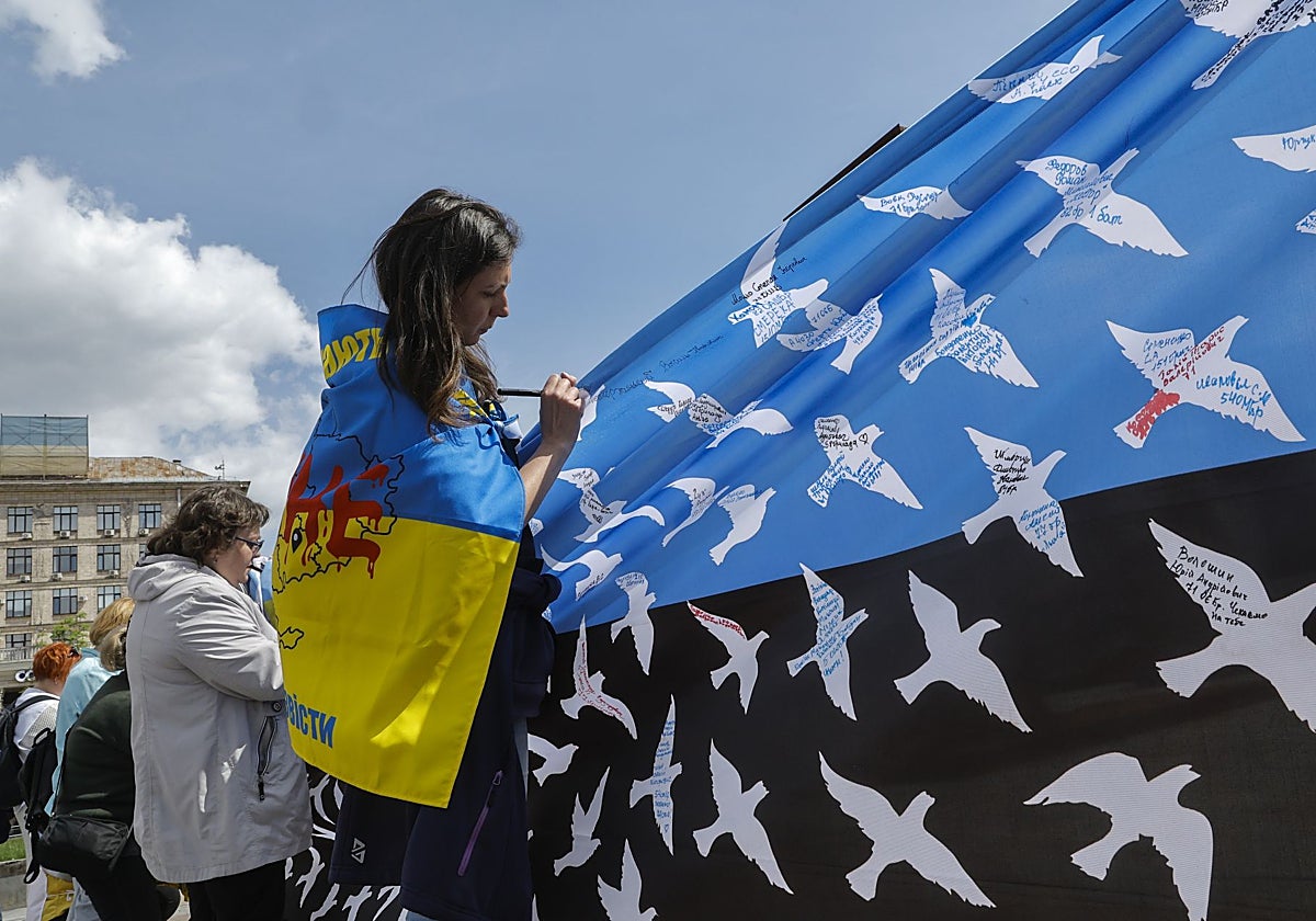 Manifestación en Kiev en apoyo a las personas desaparecidas y capturadas durante la invasión rusa