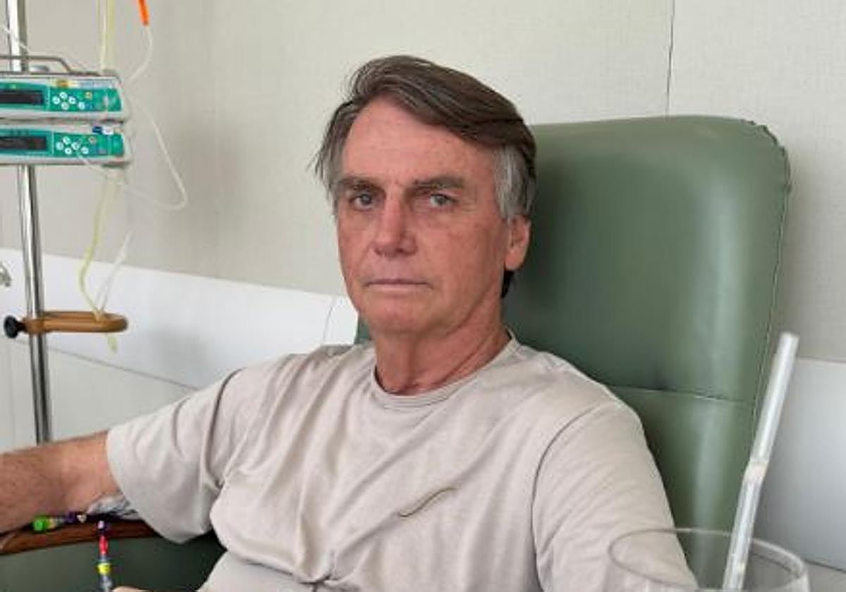 El expresidente brasileño Jair Bolsonaro tras salir de la UCI