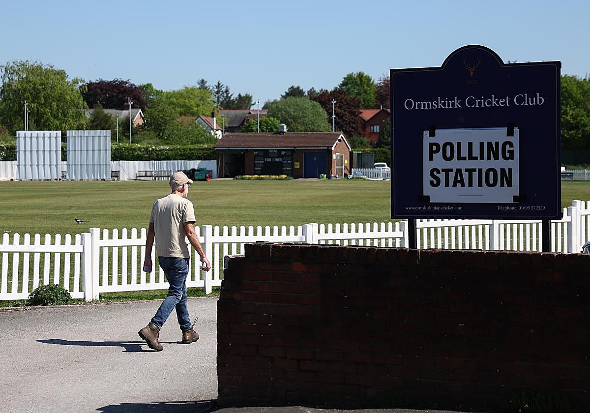 Ciudadanos ingleses acuden a los comicios de este jueves