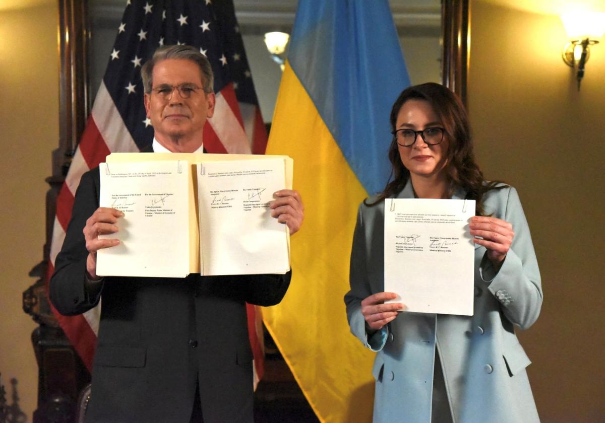El secretario del Tesoro de EE.UU., Scott Bessent, y la viceprimera ministra ucraniana, Yulia Svyrydenko, tras la firma dle acuerdo de minerales